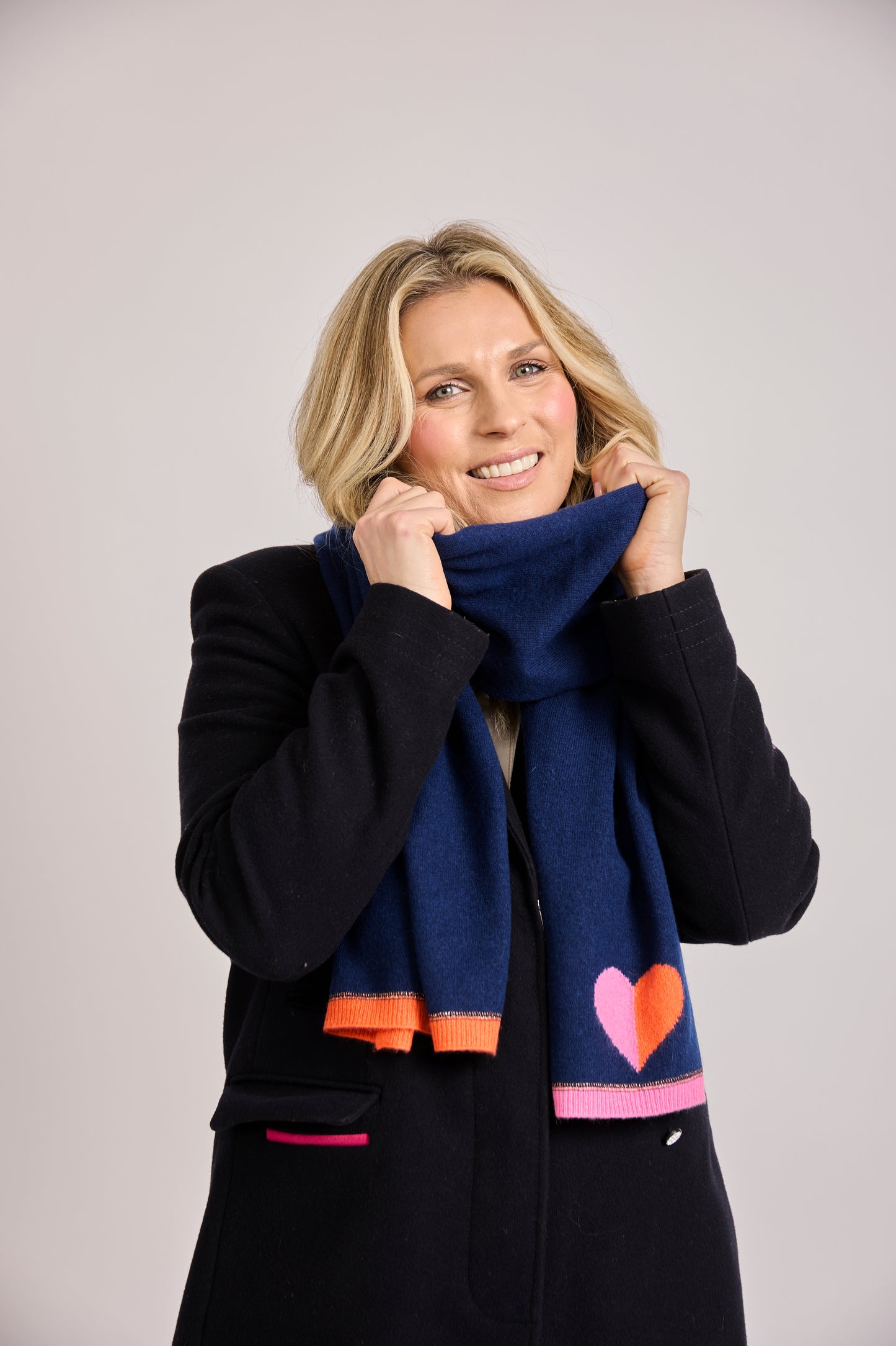 Evie cashmere plain knit scarf with colour pop intarsia heart detail