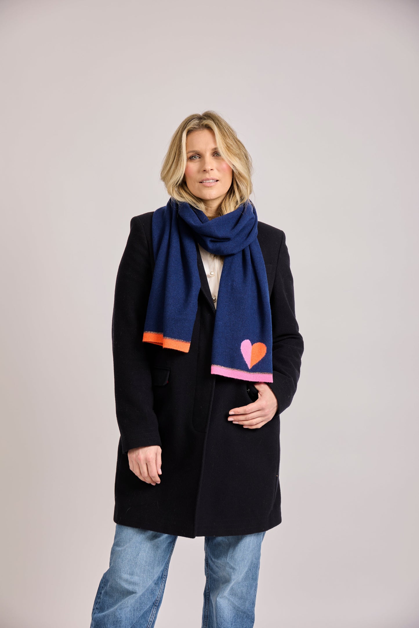 Cashmere plain knit scarf with colour pop intarsia heart detail