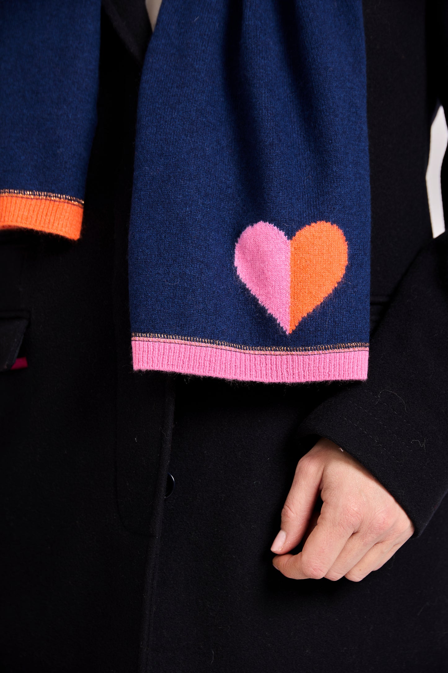 Cashmere plain knit scarf with colour pop intarsia heart detail